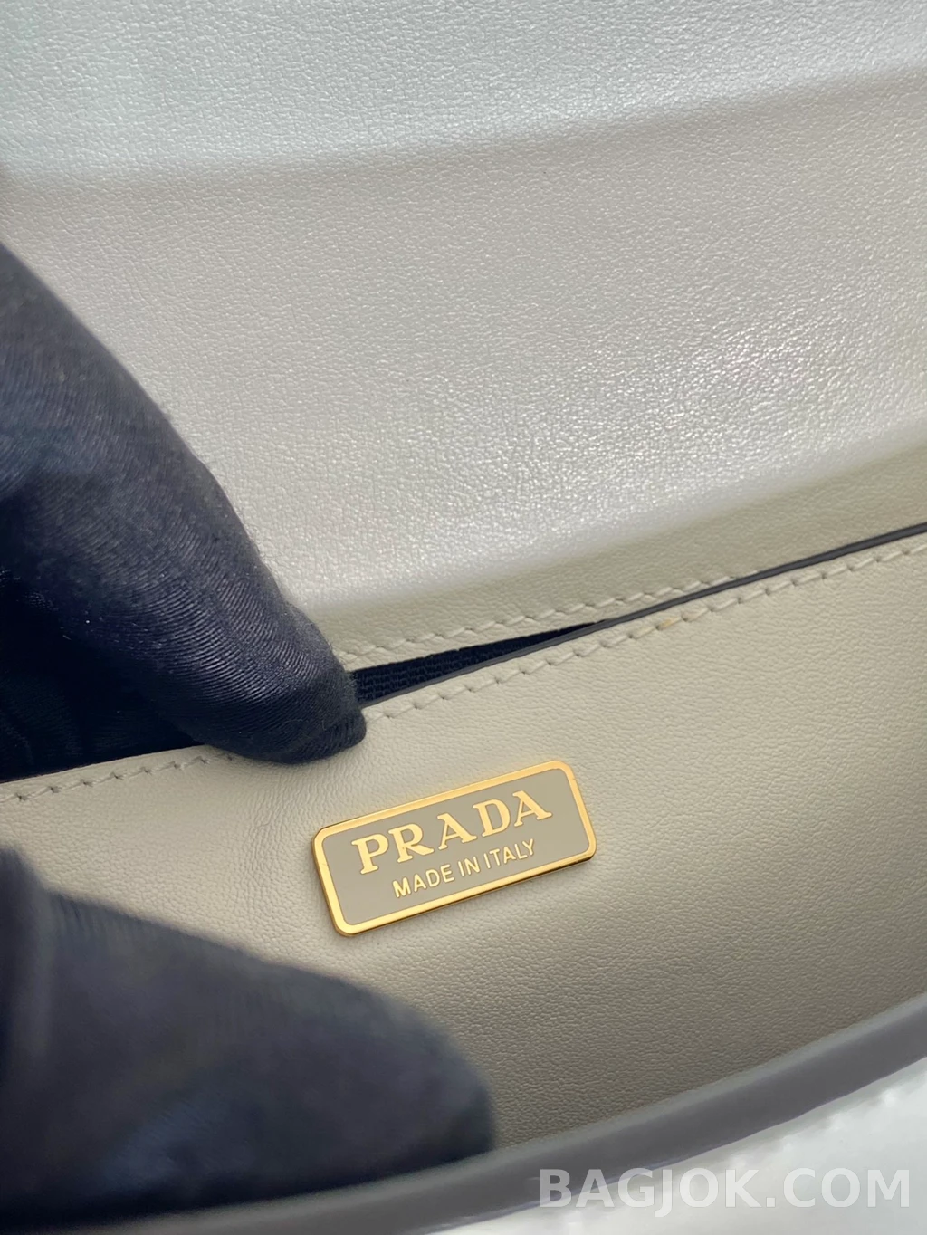 프라다 Prada 오일 왁스드 레더 메신저백 상세 이미지