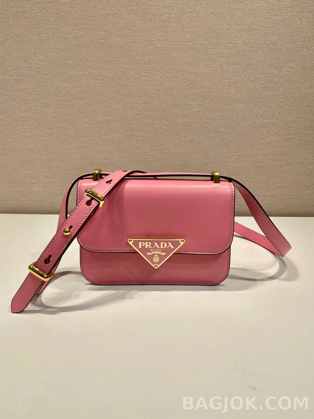 프라다 Prada 오일 왁스드 레더 메신저백 상세 이미지