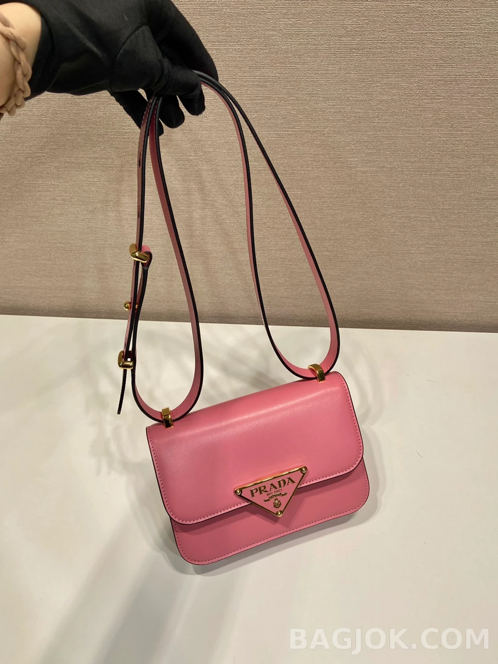프라다 Prada 오일 왁스드 레더 메신저백 상세 이미지