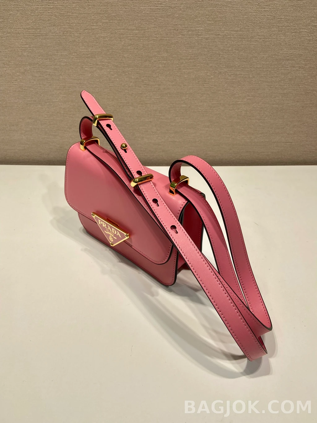 프라다 Prada 오일 왁스드 레더 메신저백 상세 이미지