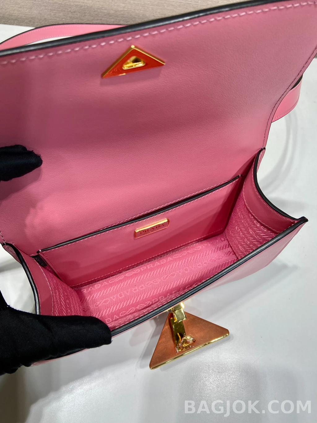프라다 Prada 오일 왁스드 레더 메신저백 상세 이미지