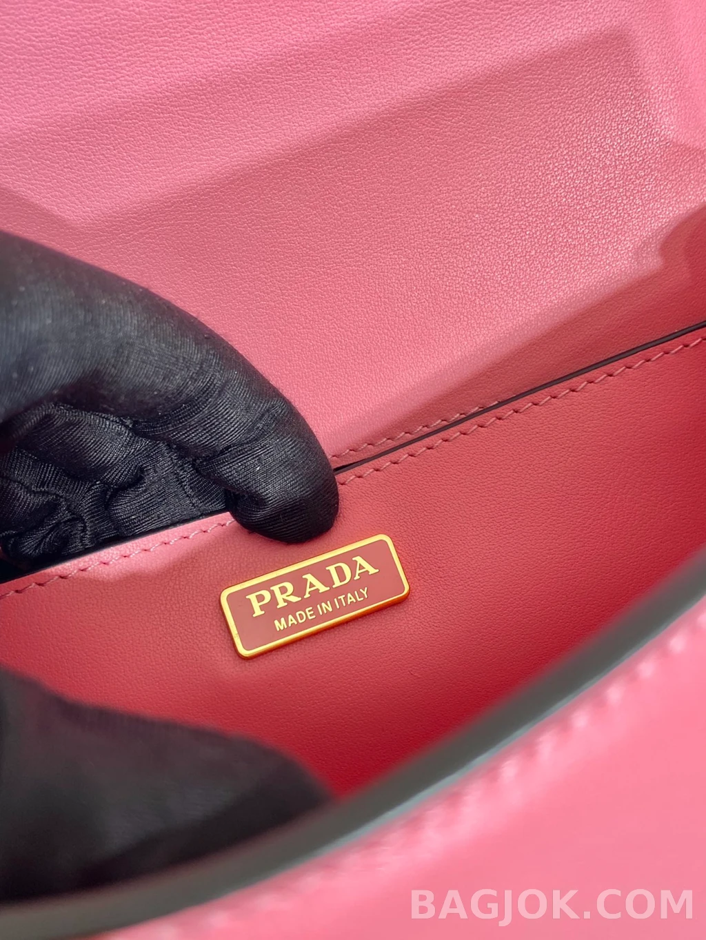 프라다 Prada 오일 왁스드 레더 메신저백 상세 이미지