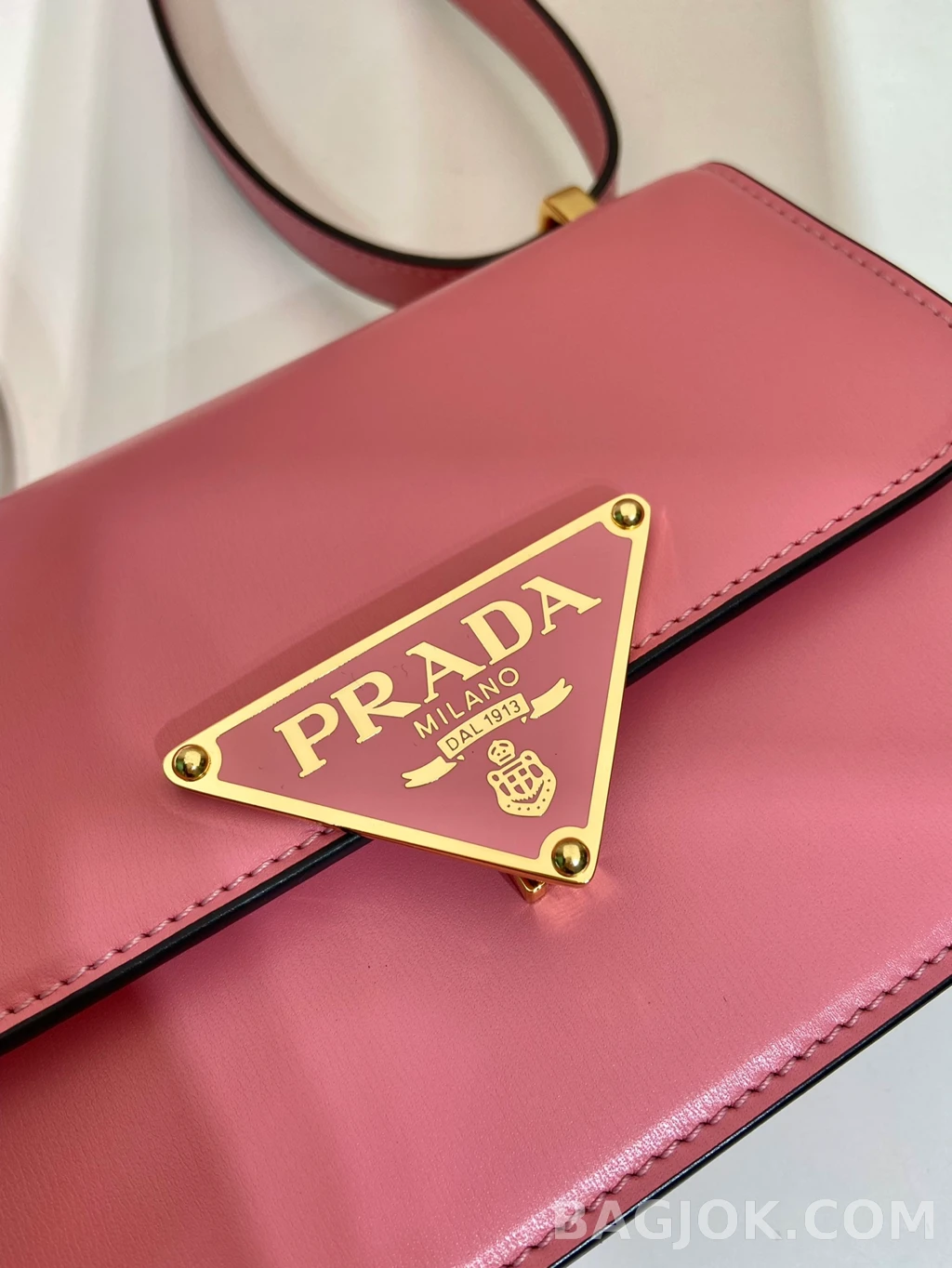 프라다 Prada 오일 왁스드 레더 메신저백 상세 이미지