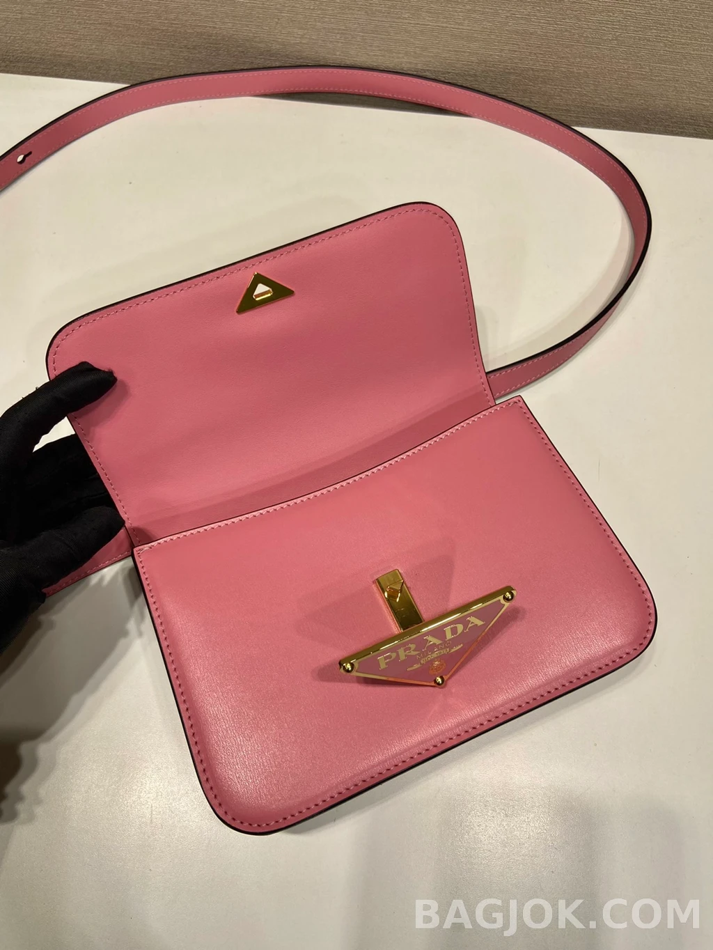 프라다 Prada 오일 왁스드 레더 메신저백 상세 이미지