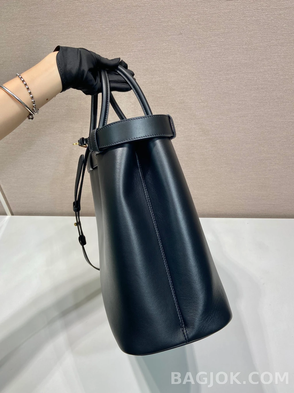 프라다 Prada 엑스트라 라지 토트백 램스킨 상세 이미지