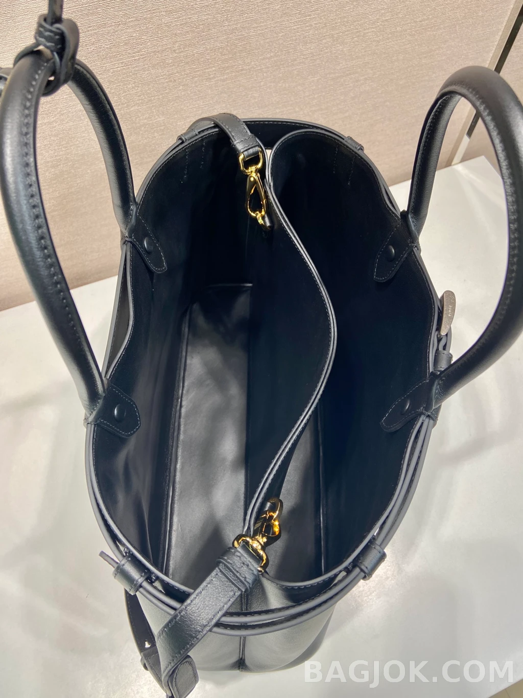 프라다 Prada 엑스트라 라지 토트백 램스킨 상세 이미지