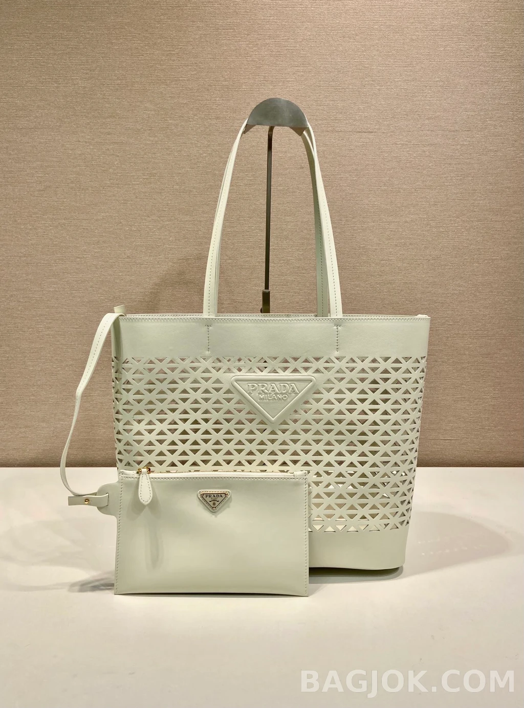 프라다 Prada 펀칭 레더 토트백 상세 이미지