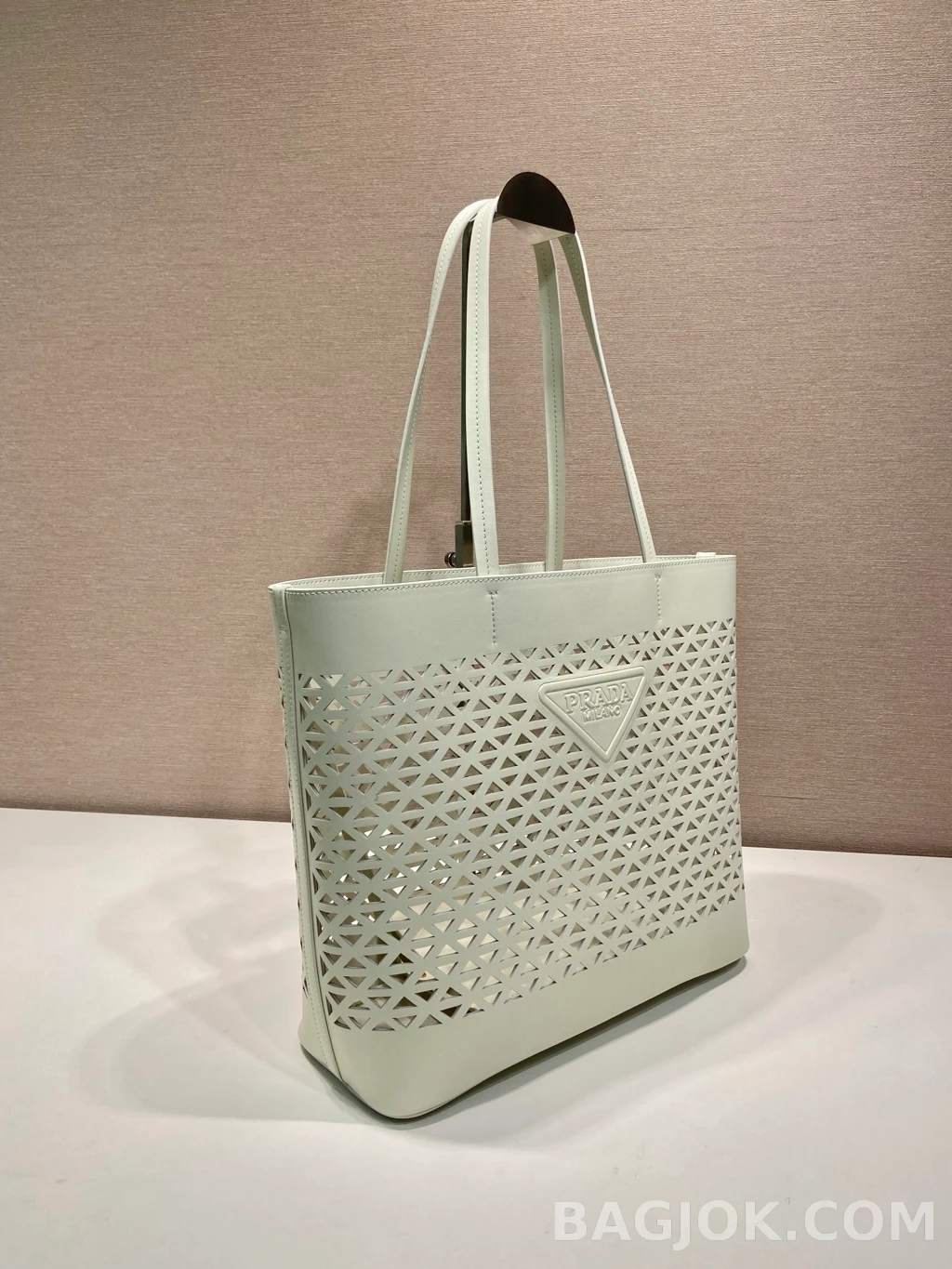 프라다 Prada 펀칭 레더 토트백 상세 이미지