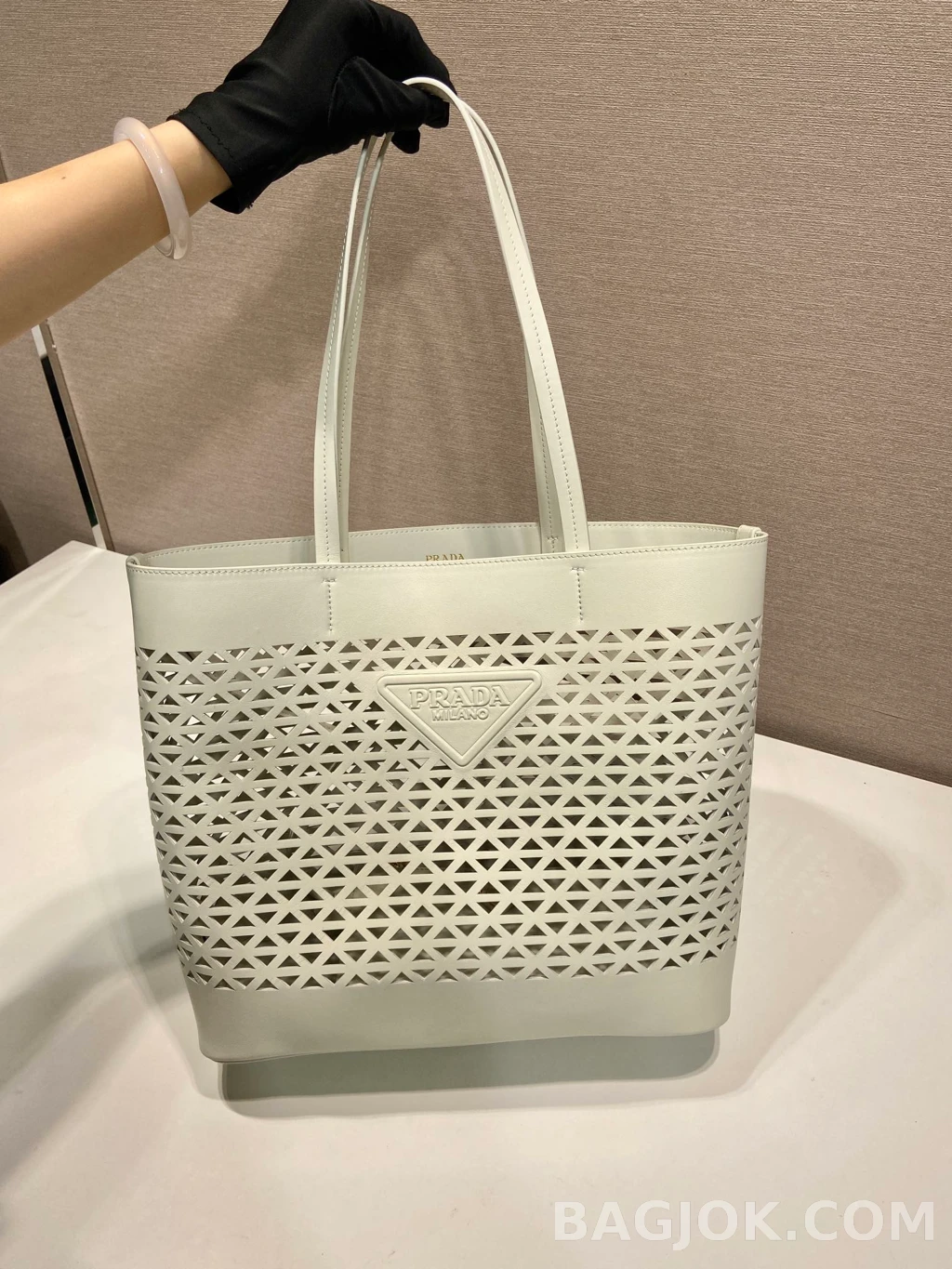 프라다 Prada 펀칭 레더 토트백 상세 이미지