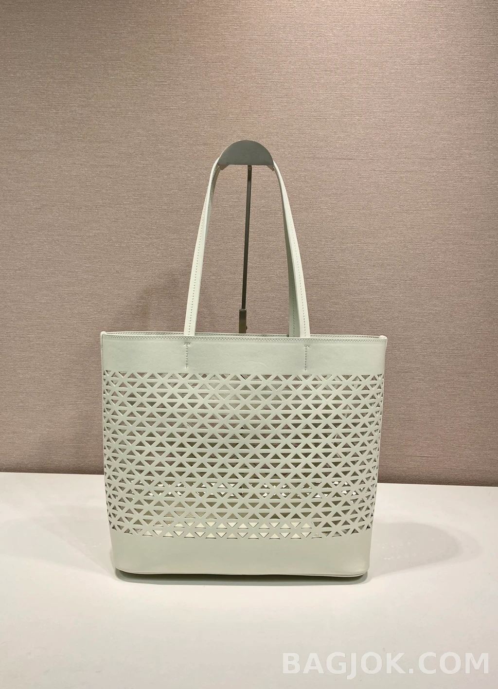프라다 Prada 펀칭 레더 토트백 상세 이미지