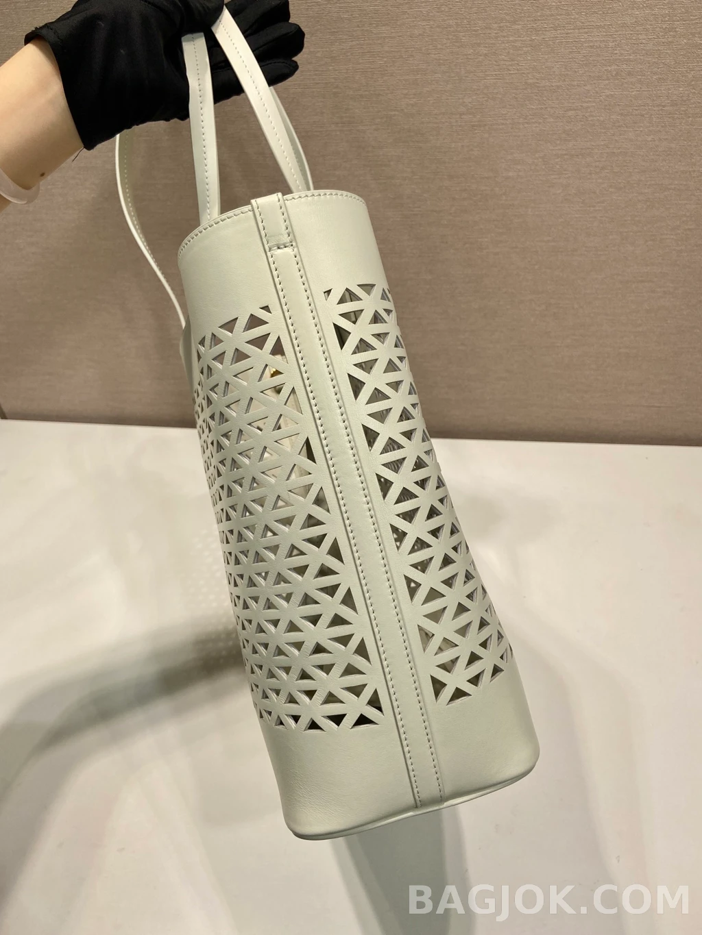 프라다 Prada 펀칭 레더 토트백 상세 이미지