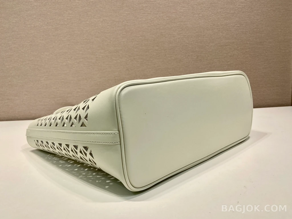 프라다 Prada 펀칭 레더 토트백 상세 이미지