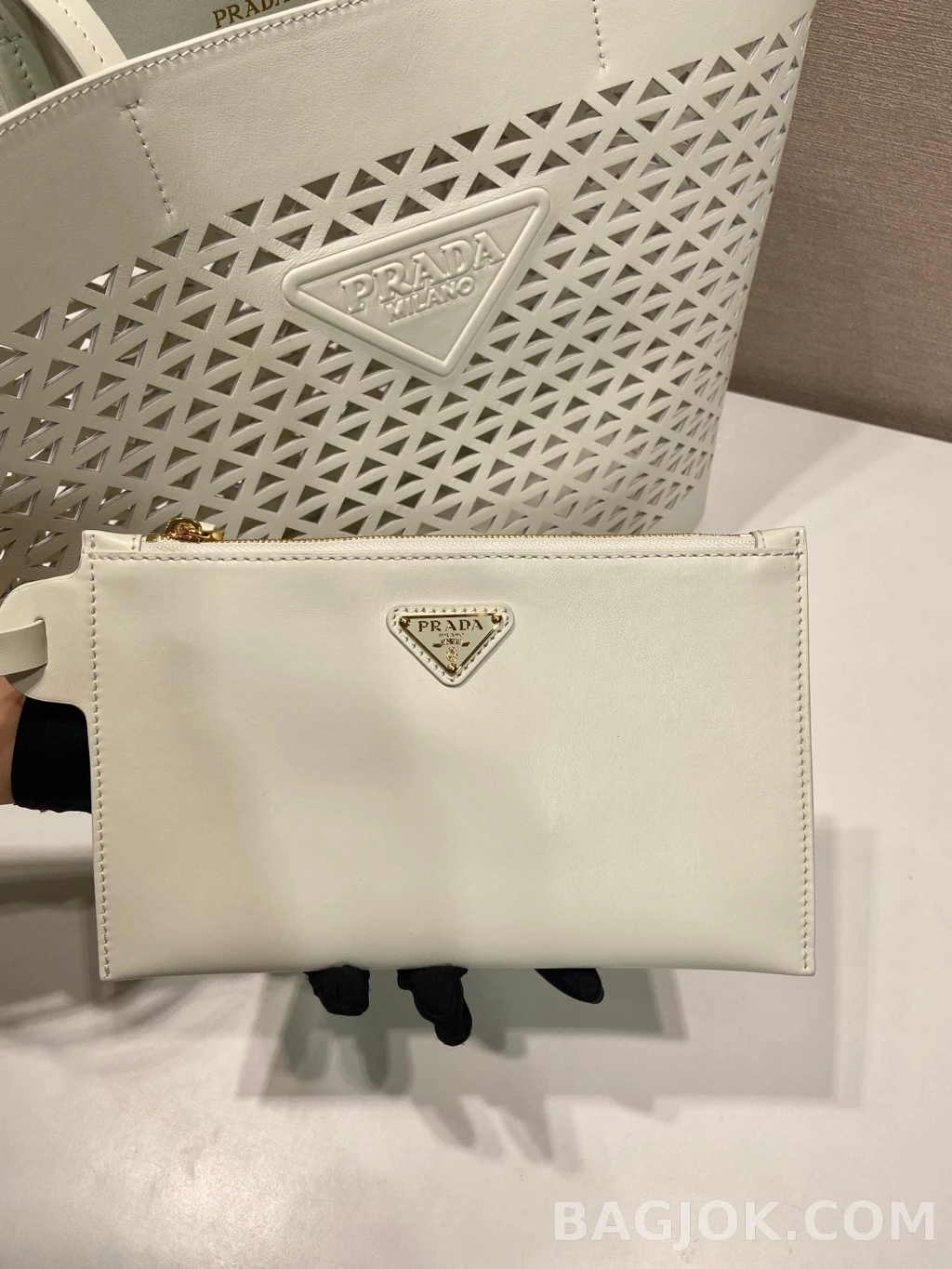 프라다 Prada 펀칭 레더 토트백 상세 이미지