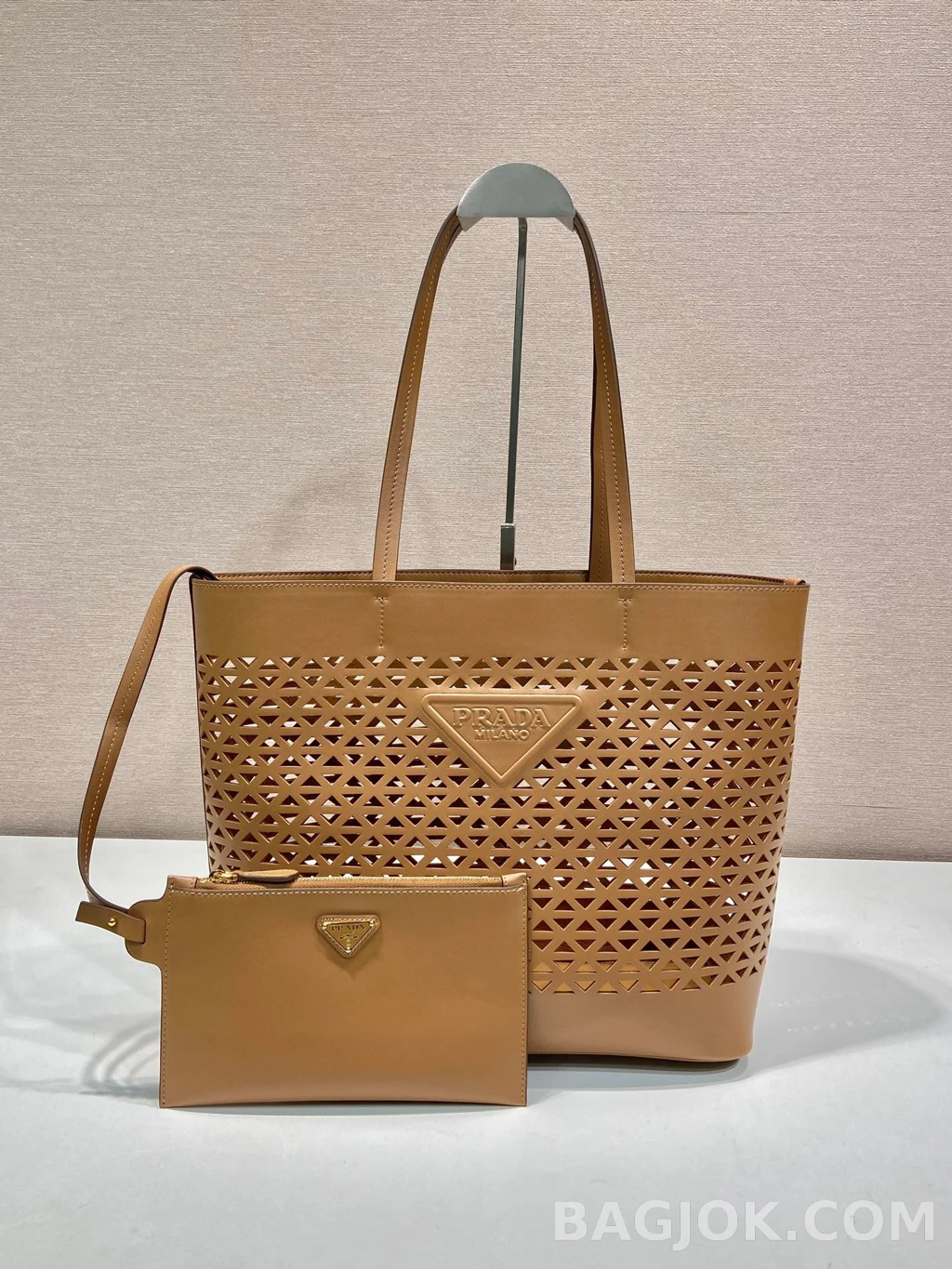 프라다 Prada 펀칭 레더 토트백 상세 이미지