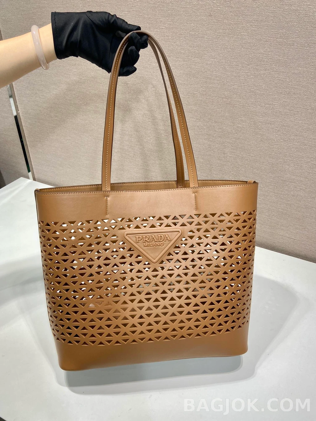 프라다 Prada 펀칭 레더 토트백 상세 이미지