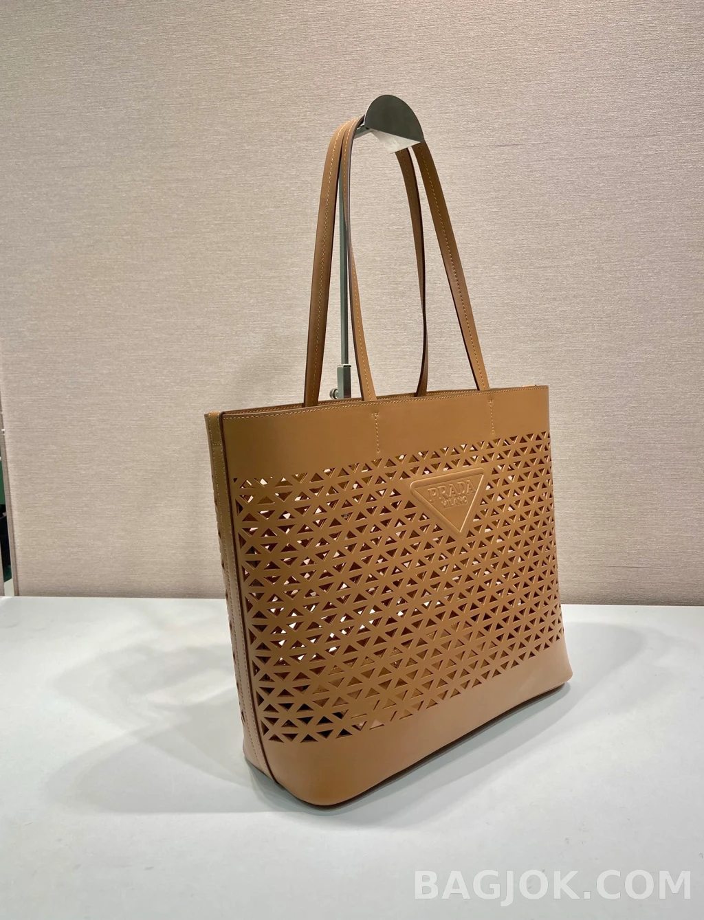 프라다 Prada 펀칭 레더 토트백 상세 이미지