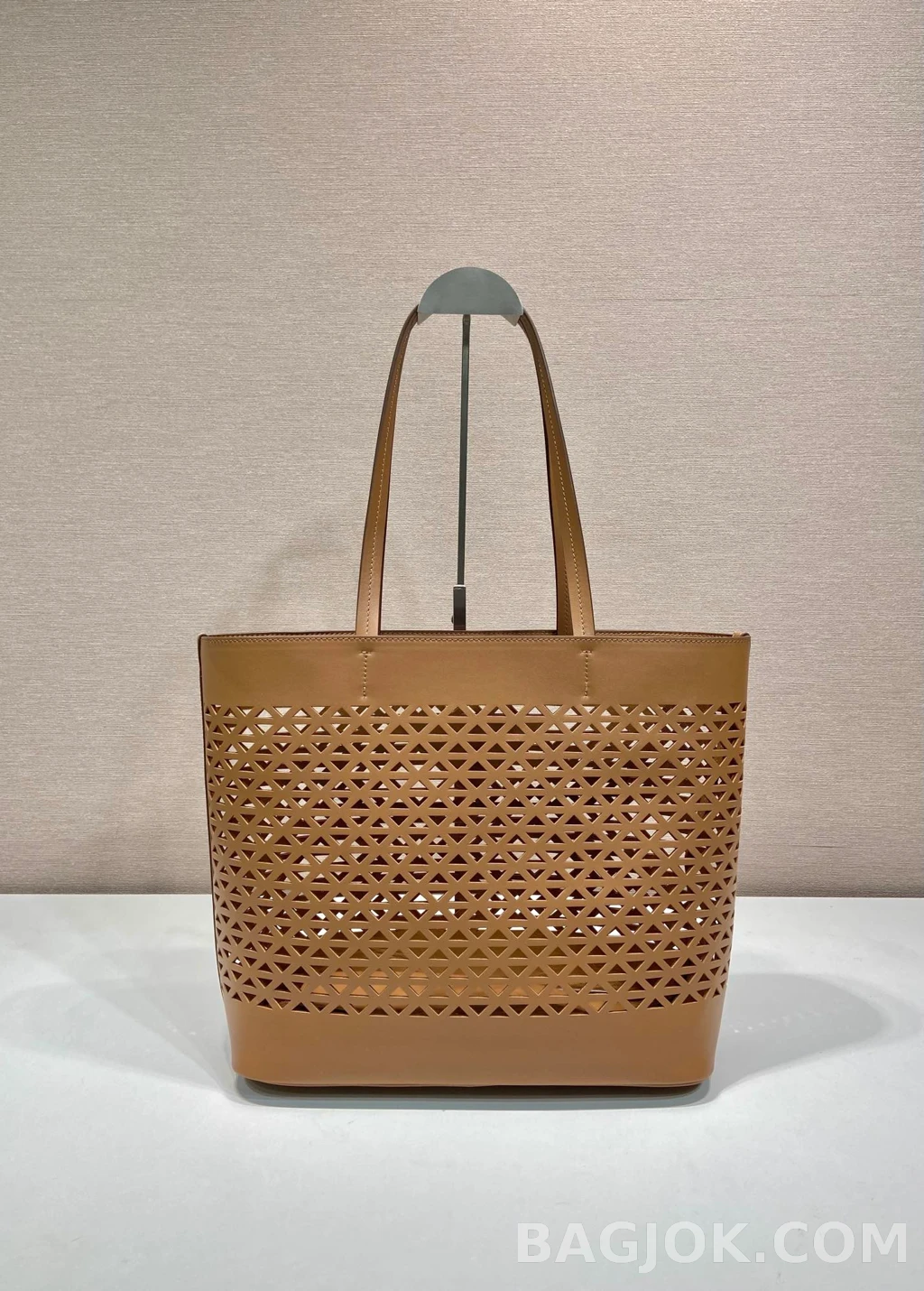 프라다 Prada 펀칭 레더 토트백 상세 이미지