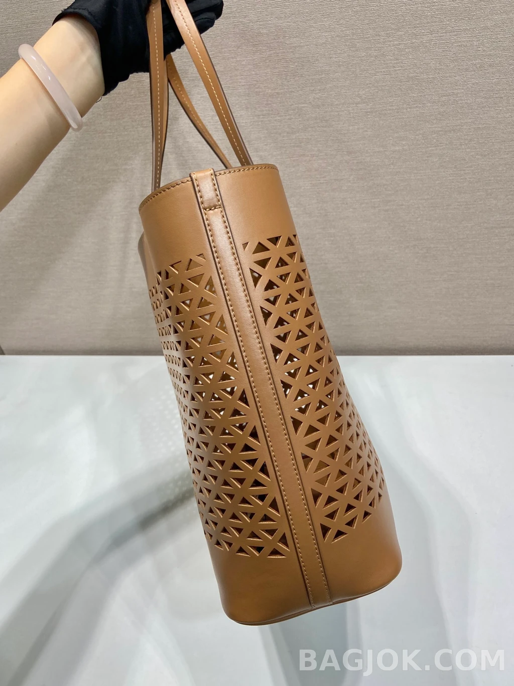프라다 Prada 펀칭 레더 토트백 상세 이미지