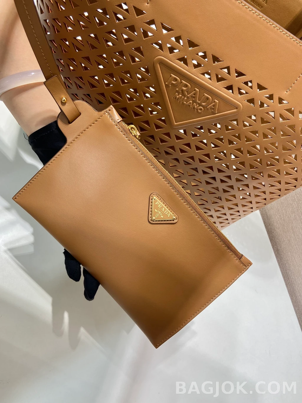 프라다 Prada 펀칭 레더 토트백 상세 이미지