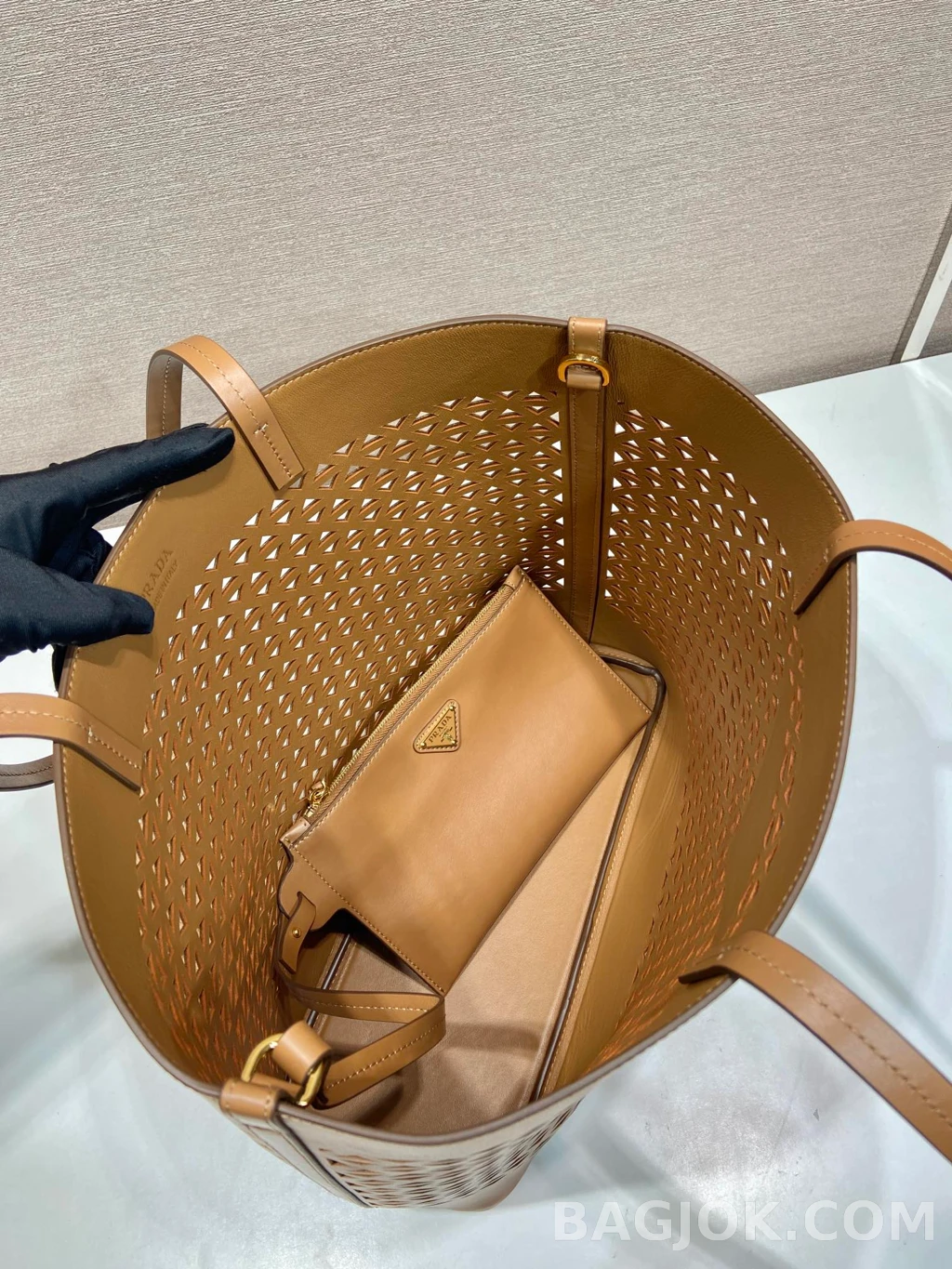 프라다 Prada 펀칭 레더 토트백 상세 이미지