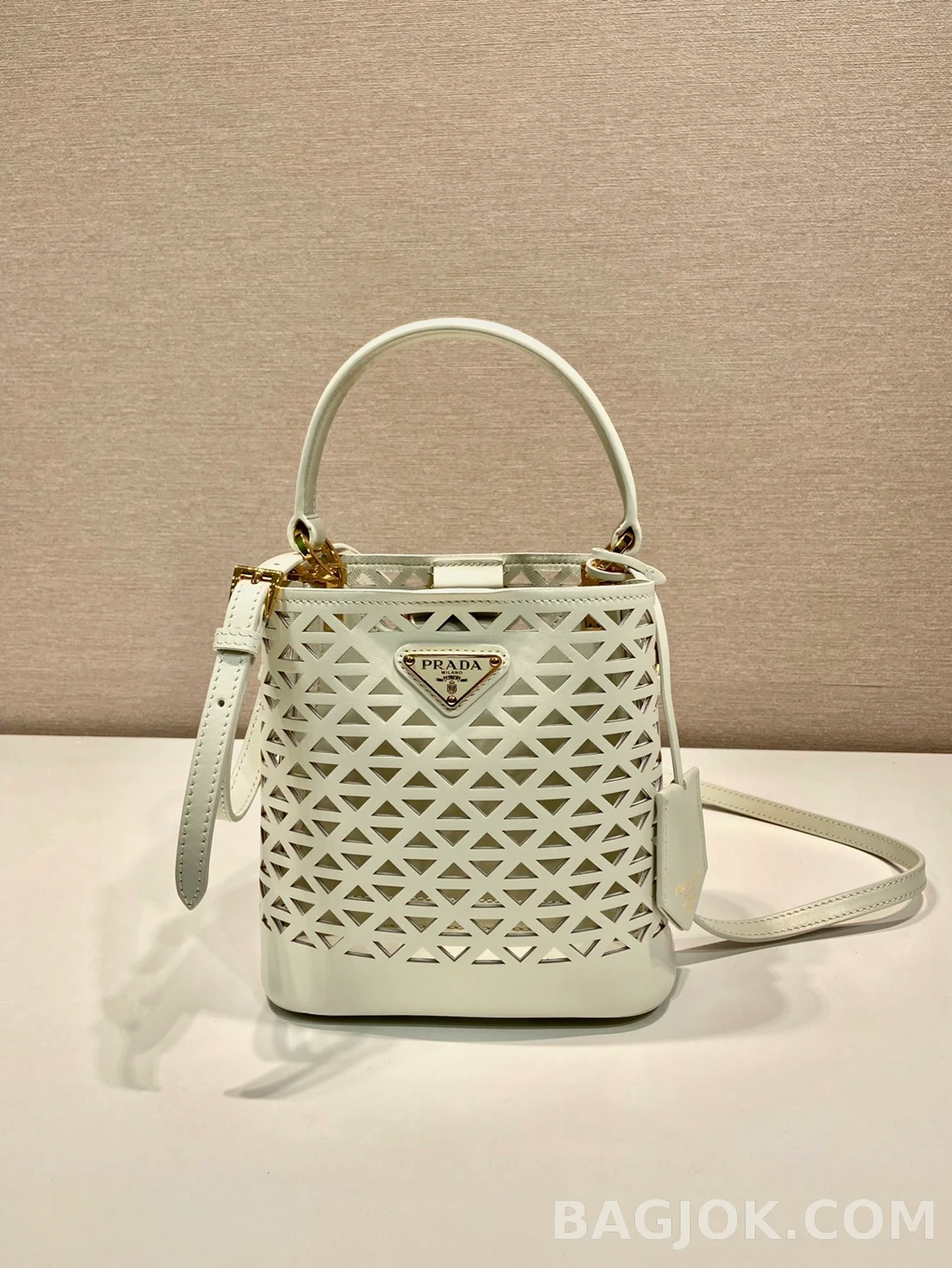 프라다 Prada 펀칭 레더 버킷백 상세 이미지