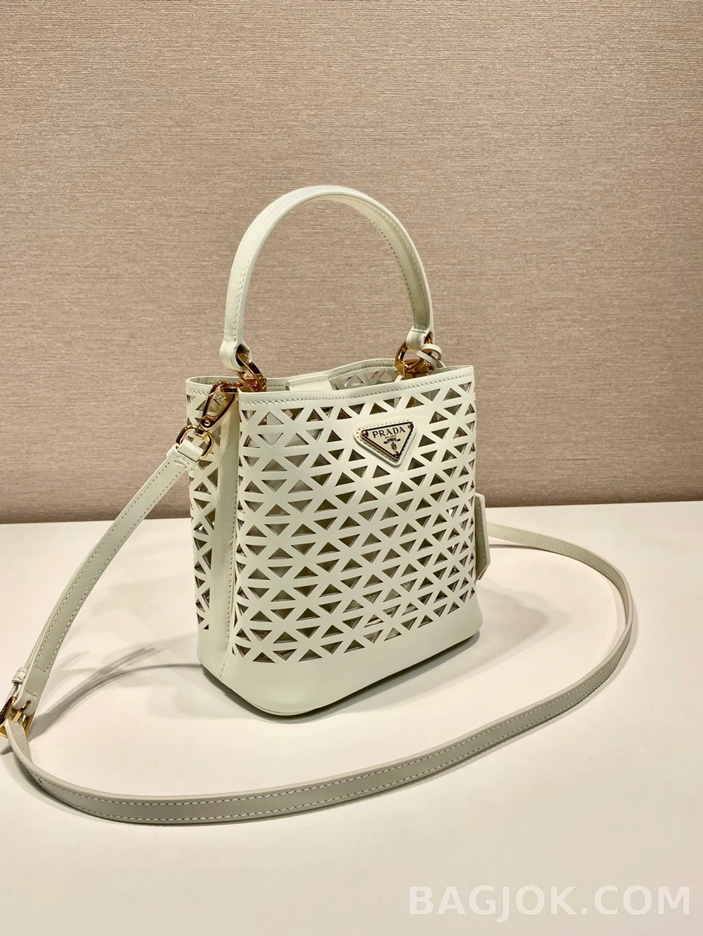 프라다 Prada 펀칭 레더 버킷백 상세 이미지