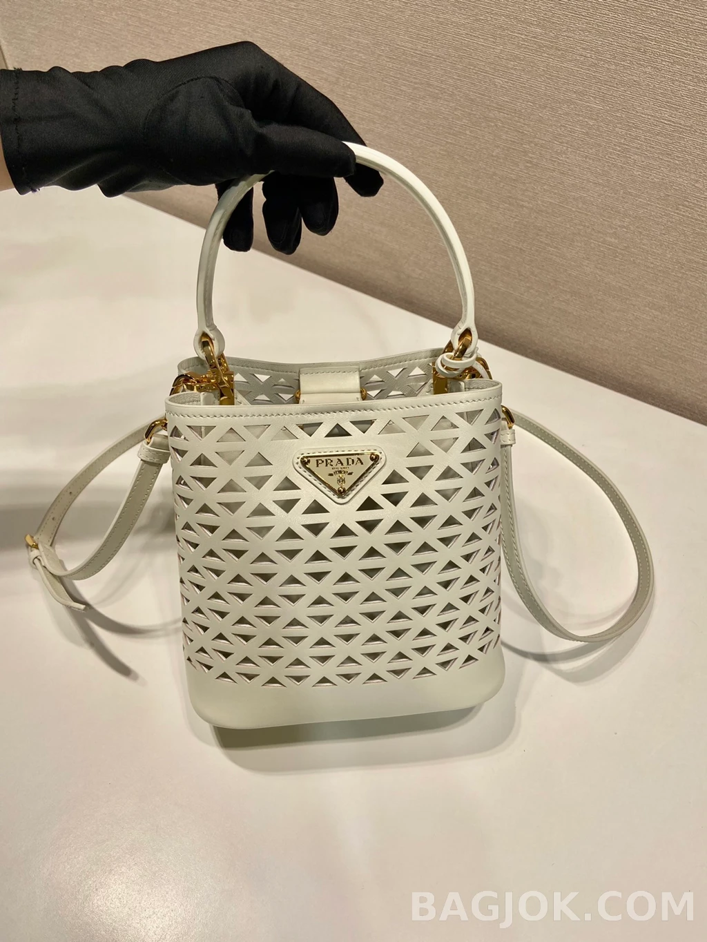 프라다 Prada 펀칭 레더 버킷백 상세 이미지