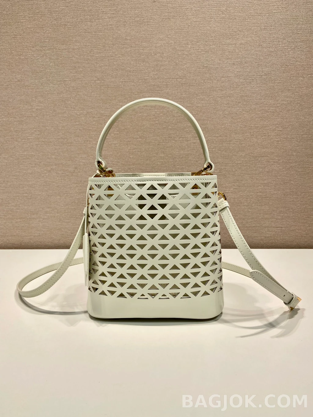 프라다 Prada 펀칭 레더 버킷백 상세 이미지