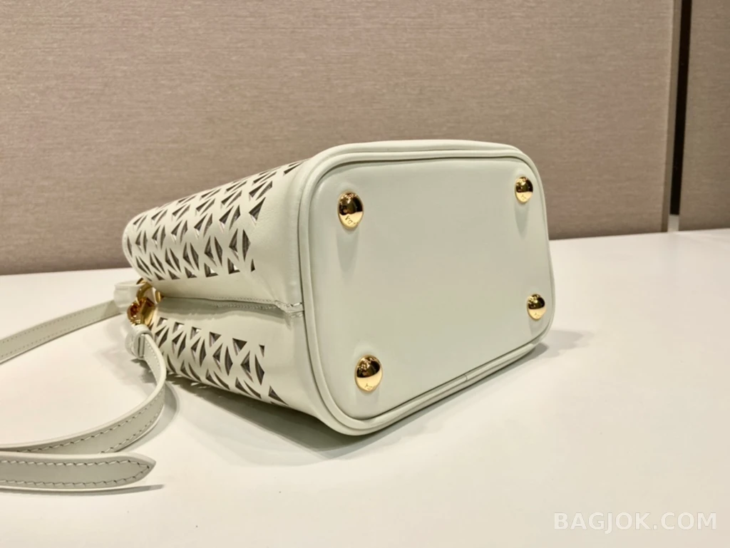 프라다 Prada 펀칭 레더 버킷백 상세 이미지
