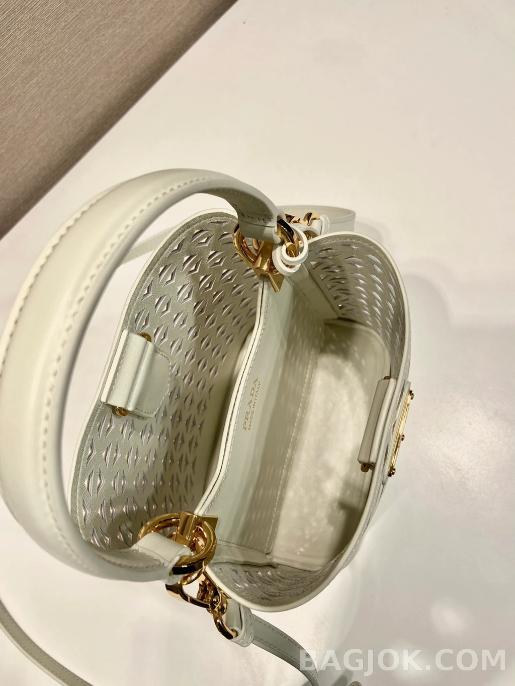 프라다 Prada 펀칭 레더 버킷백 상세 이미지