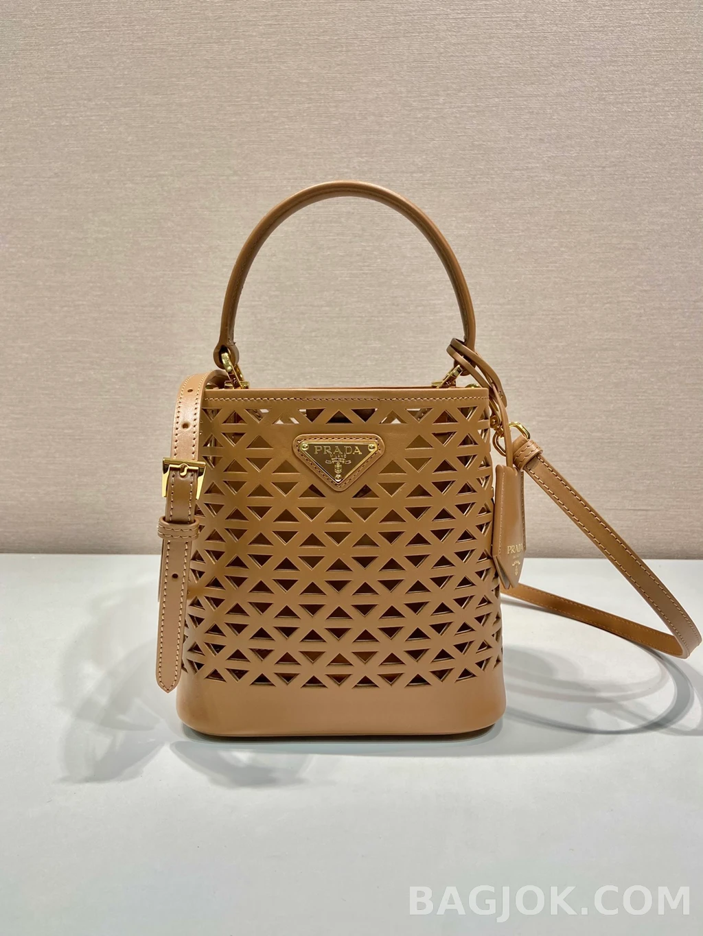 프라다 Prada 펀칭 레더 버킷백 상세 이미지