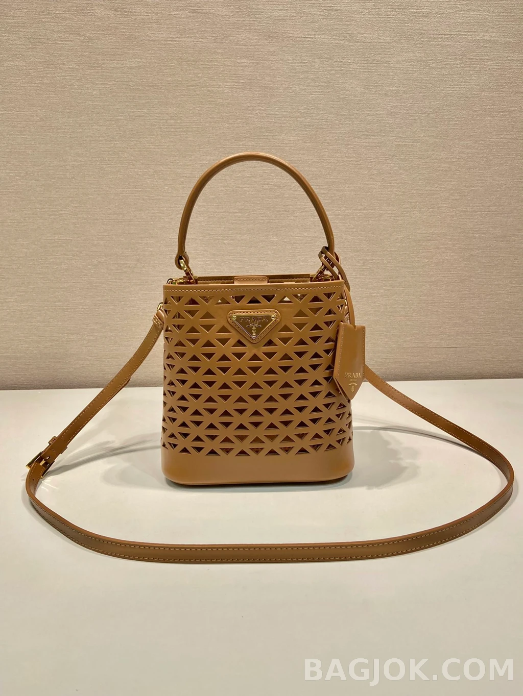 프라다 Prada 펀칭 레더 버킷백 상세 이미지