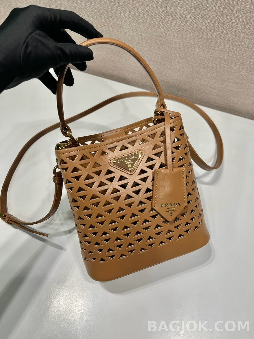 프라다 Prada 펀칭 레더 버킷백 상세 이미지