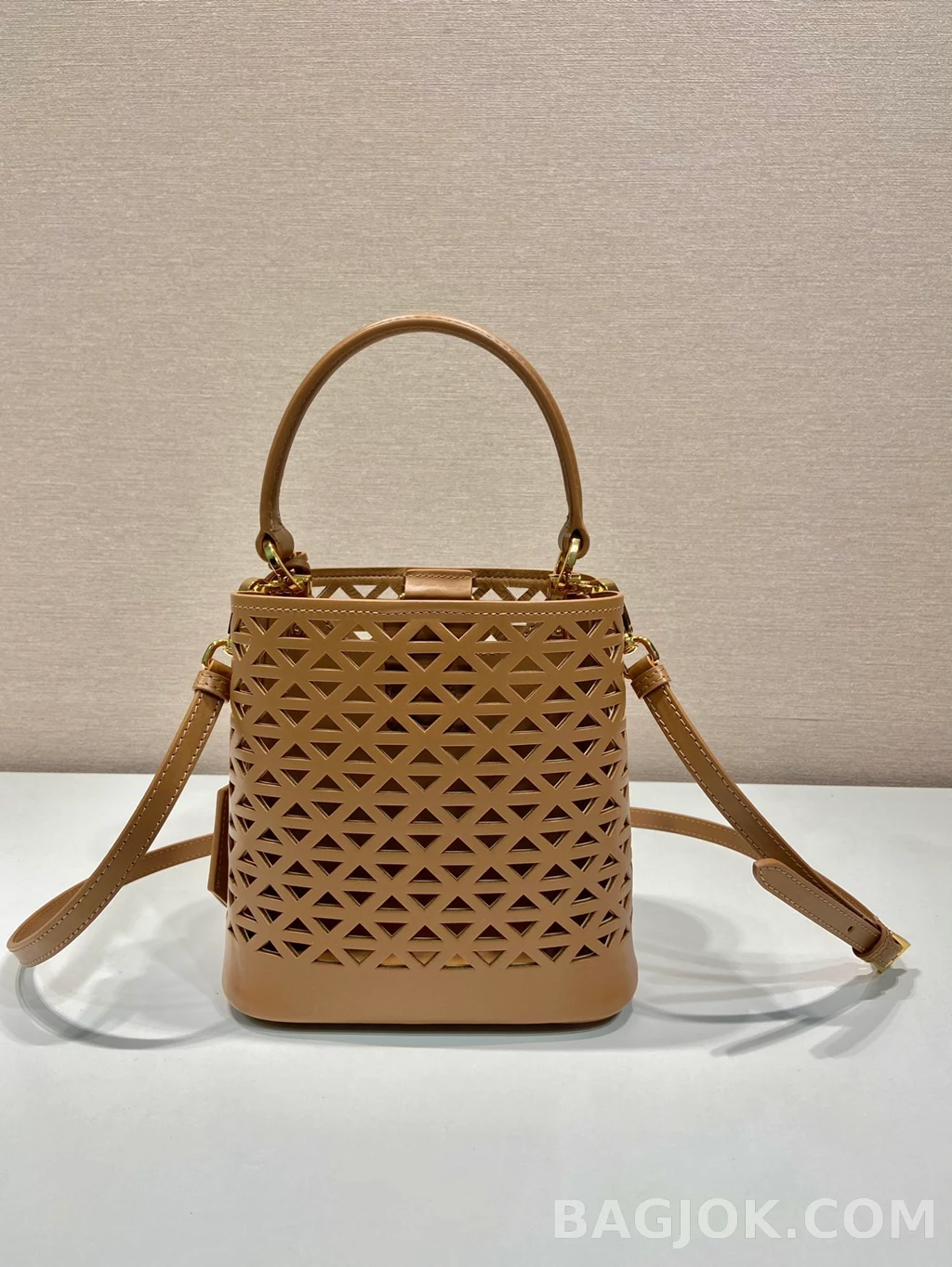 프라다 Prada 펀칭 레더 버킷백 상세 이미지