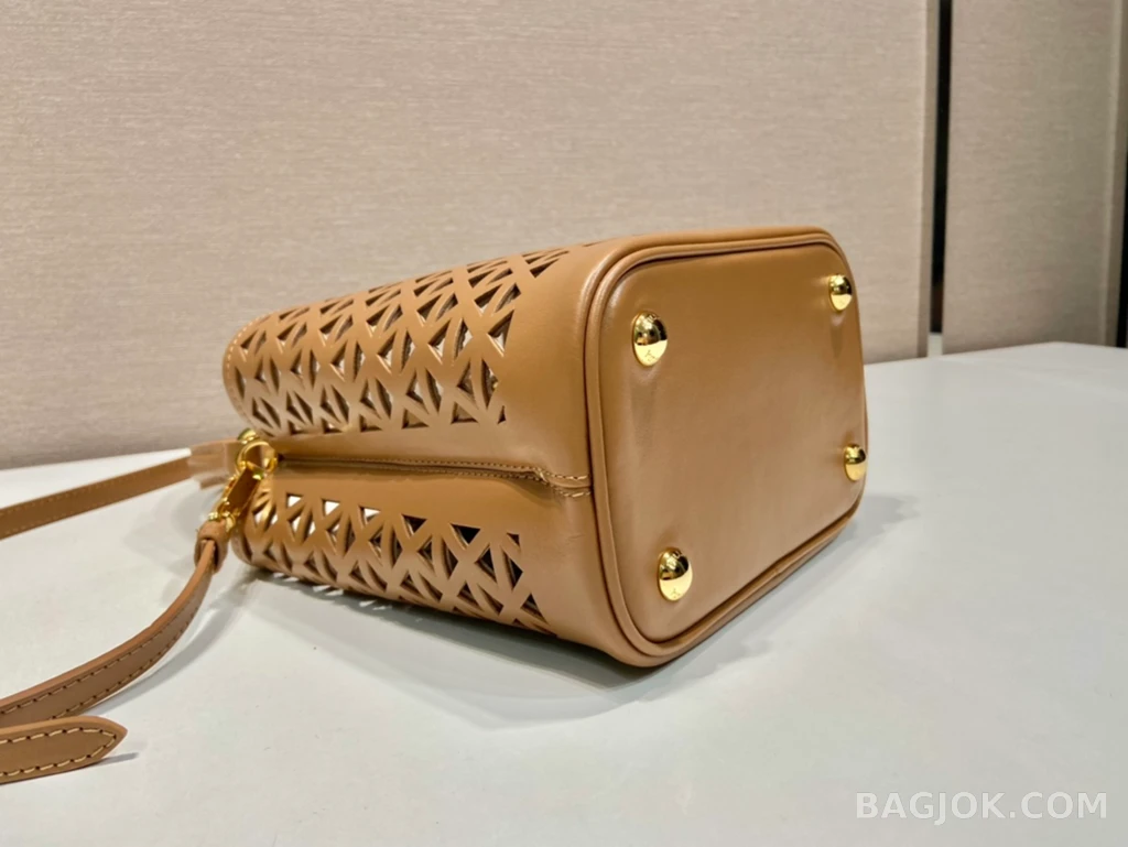 프라다 Prada 펀칭 레더 버킷백 상세 이미지
