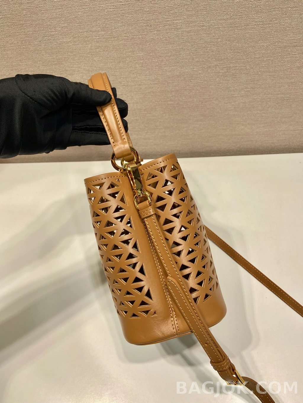 프라다 Prada 펀칭 레더 버킷백 상세 이미지