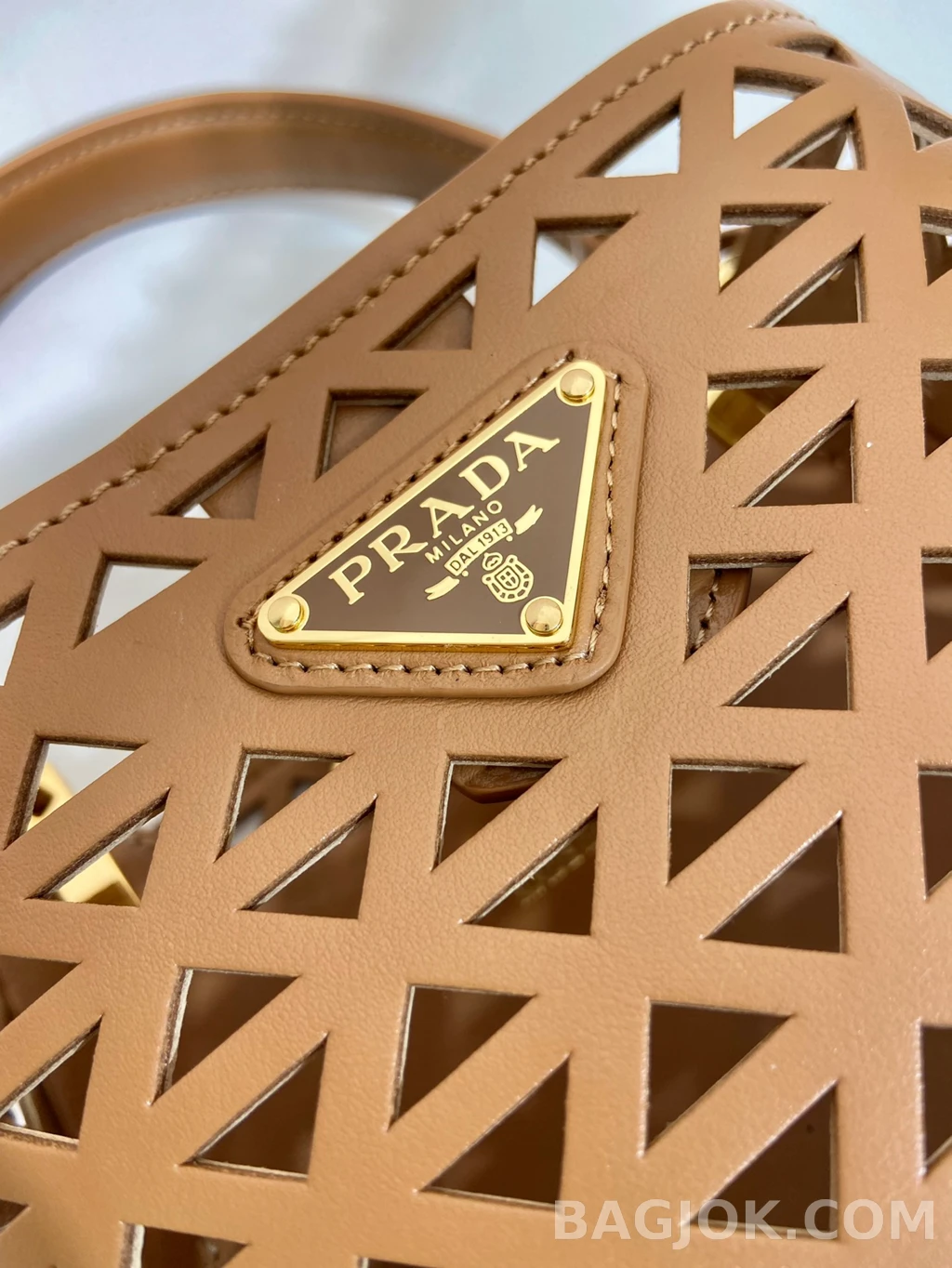 프라다 Prada 펀칭 레더 버킷백 상세 이미지