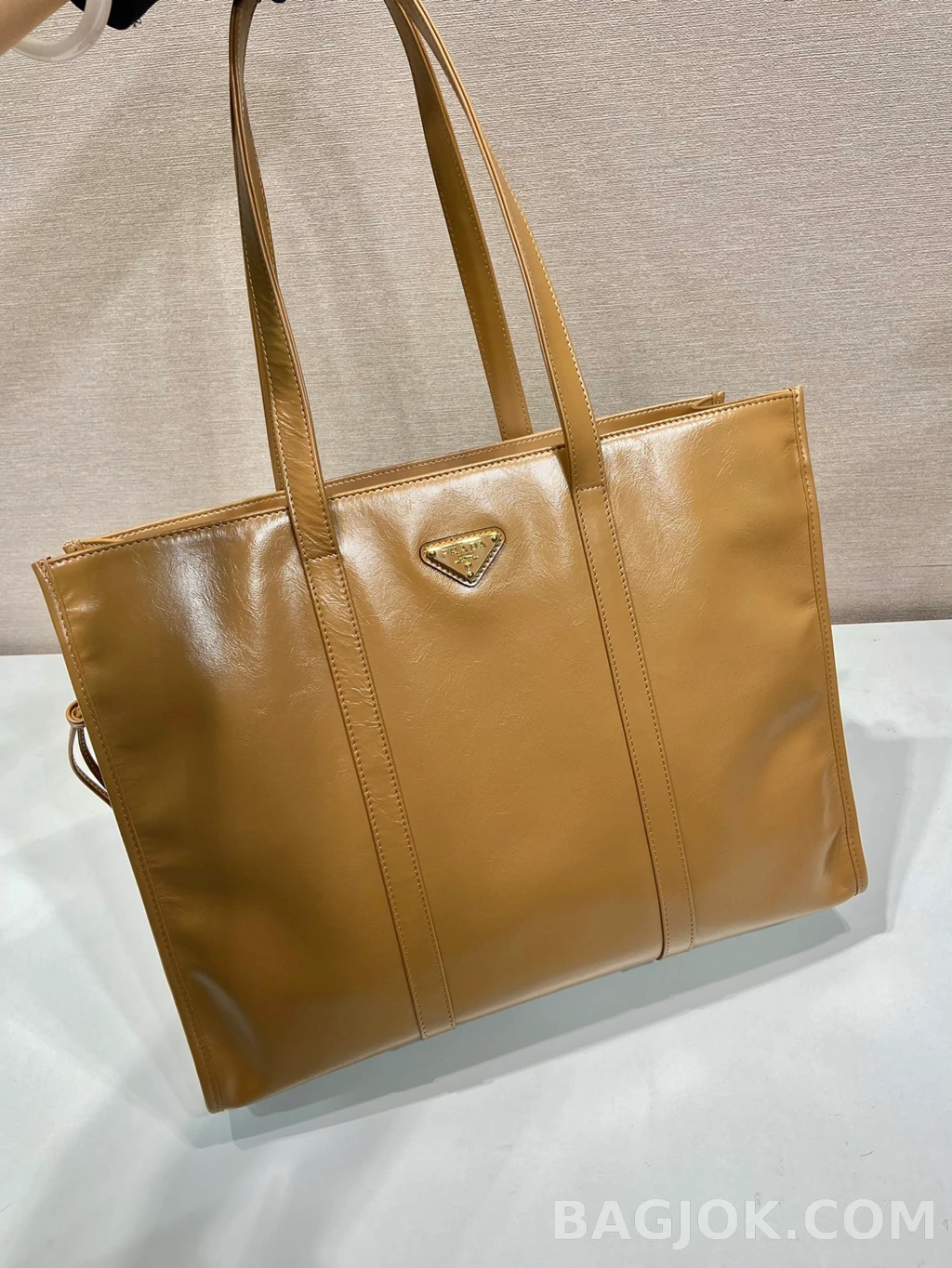 프라다 Prada 오일 왁스드 레더 토트백 상세 이미지