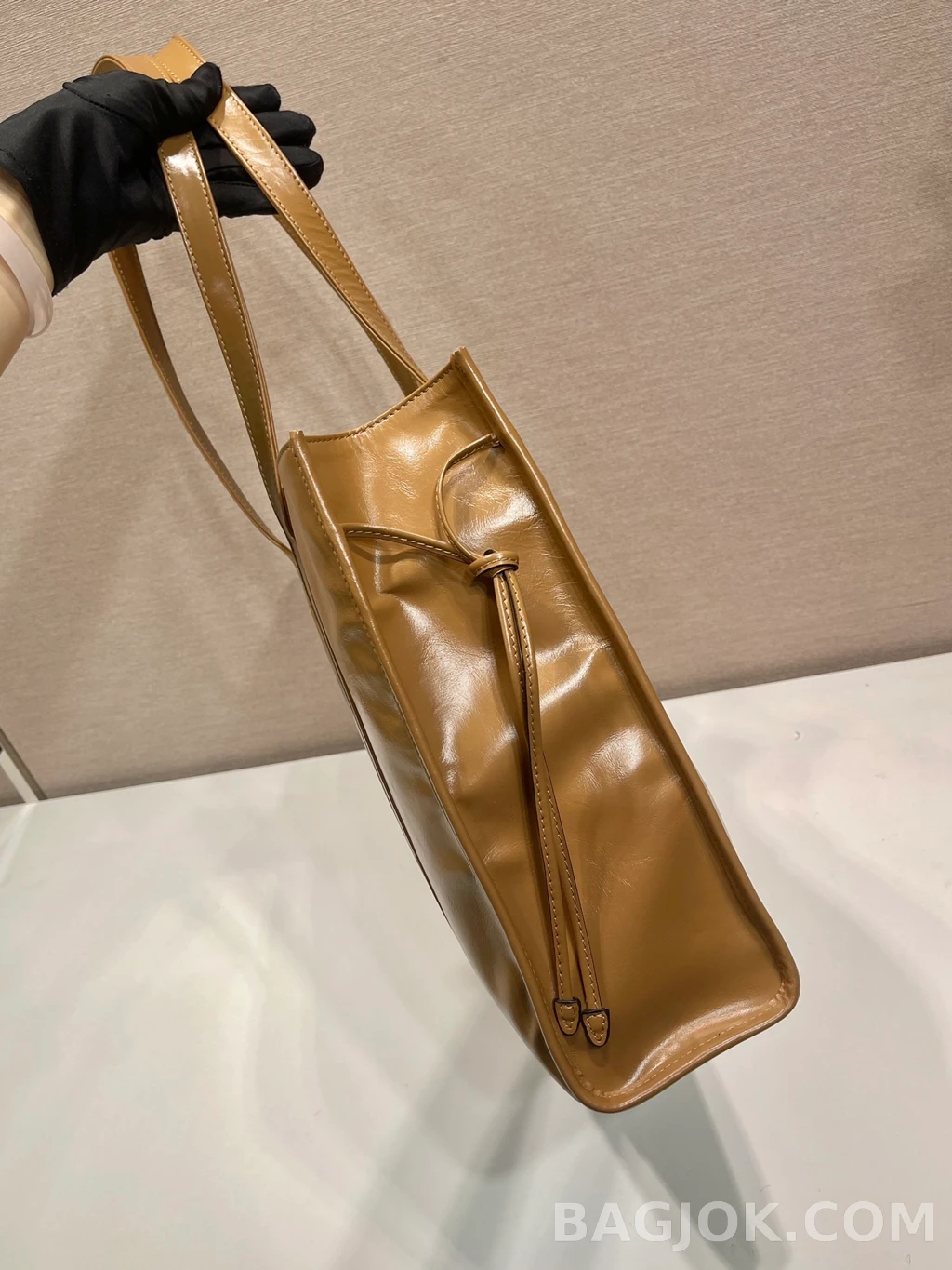 프라다 Prada 오일 왁스드 레더 토트백 상세 이미지