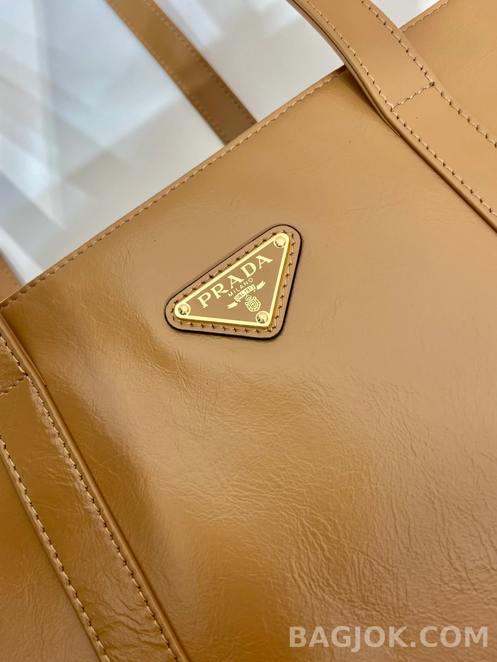 프라다 Prada 오일 왁스드 레더 토트백 상세 이미지