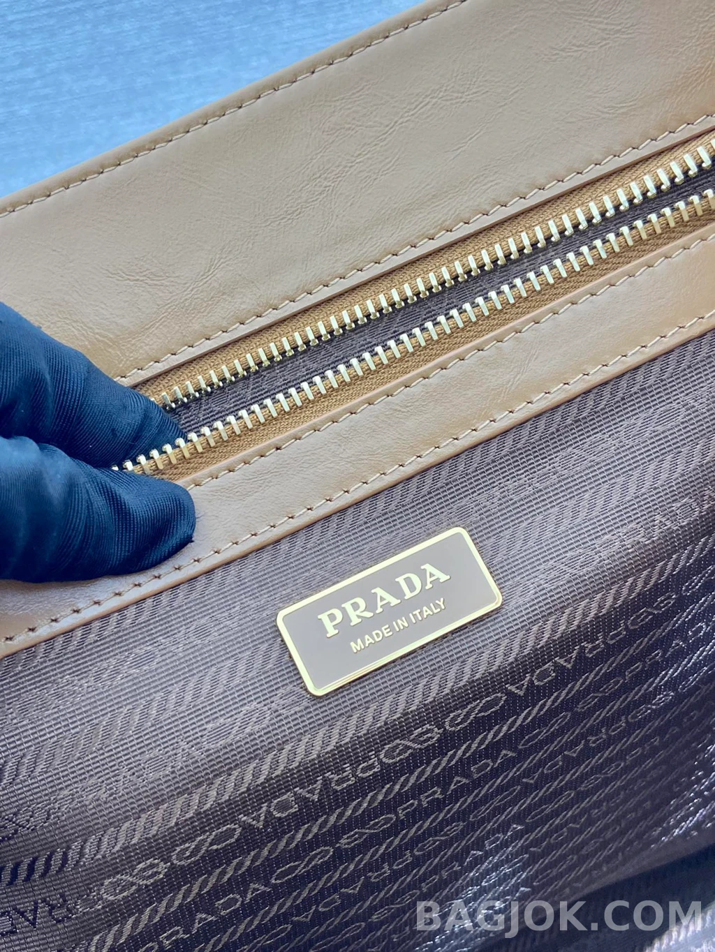 프라다 Prada 오일 왁스드 레더 토트백 상세 이미지