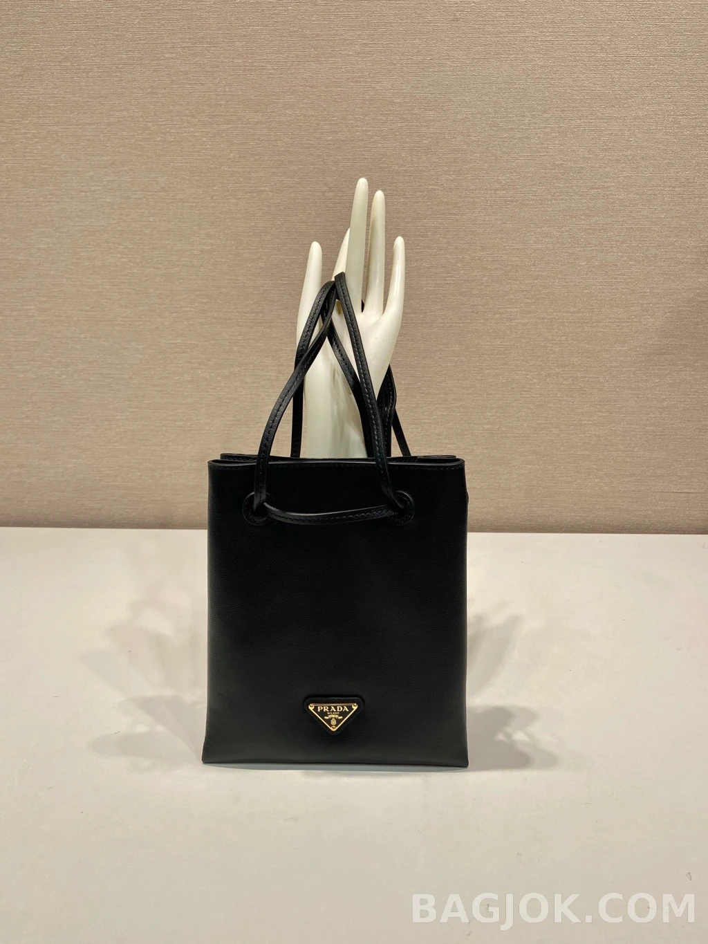 프라다 Prada 미니 드로스트링 크로스백 상세 이미지