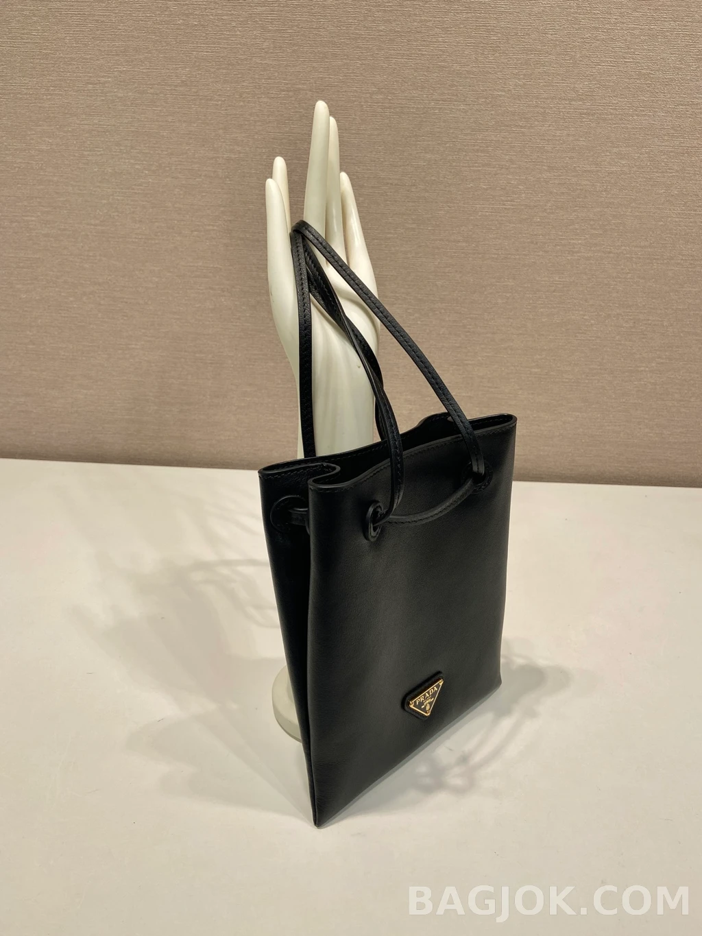 프라다 Prada 미니 드로스트링 크로스백 상세 이미지