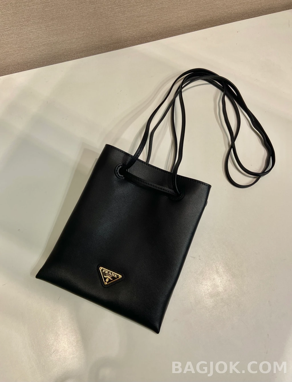 프라다 Prada 미니 드로스트링 크로스백 상세 이미지