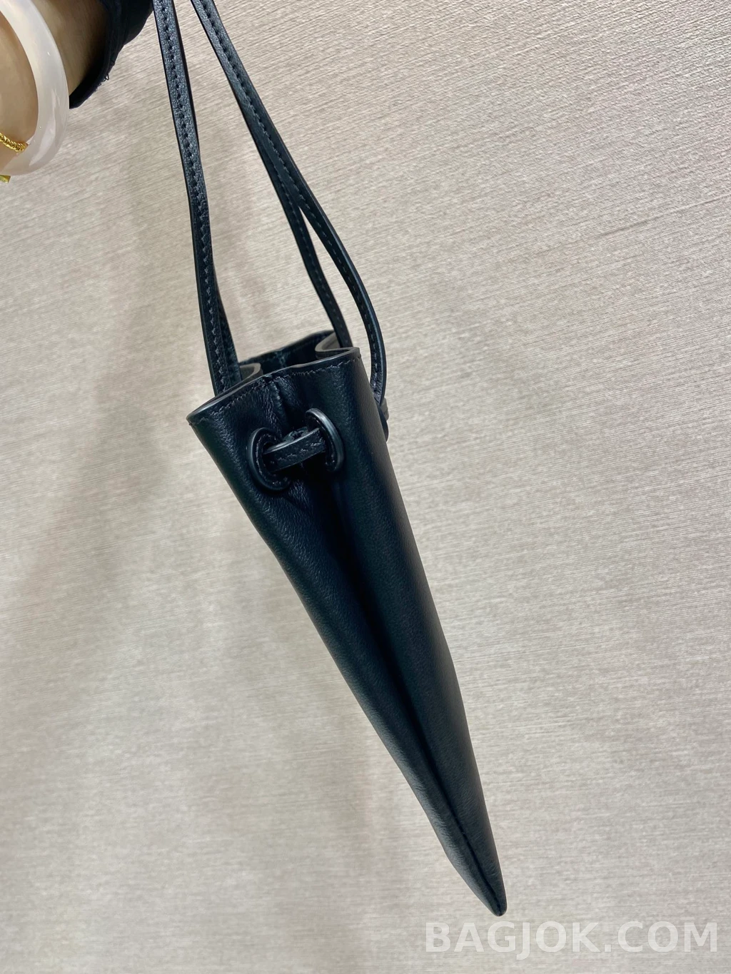 프라다 Prada 미니 드로스트링 크로스백 상세 이미지