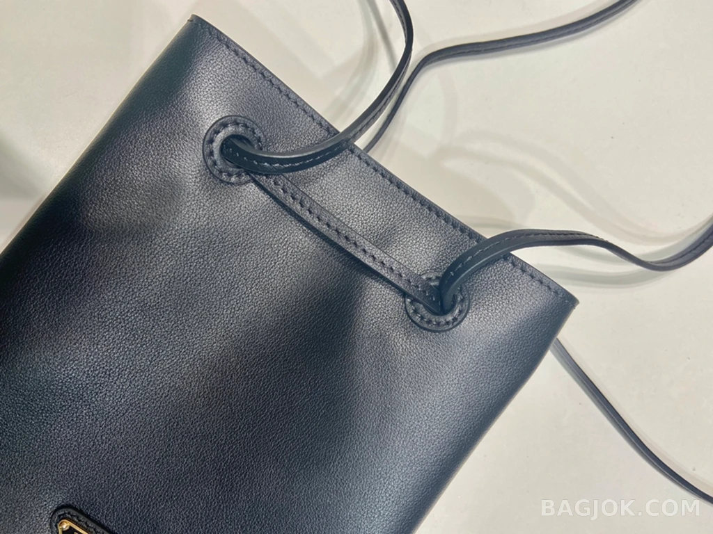 프라다 Prada 미니 드로스트링 크로스백 상세 이미지