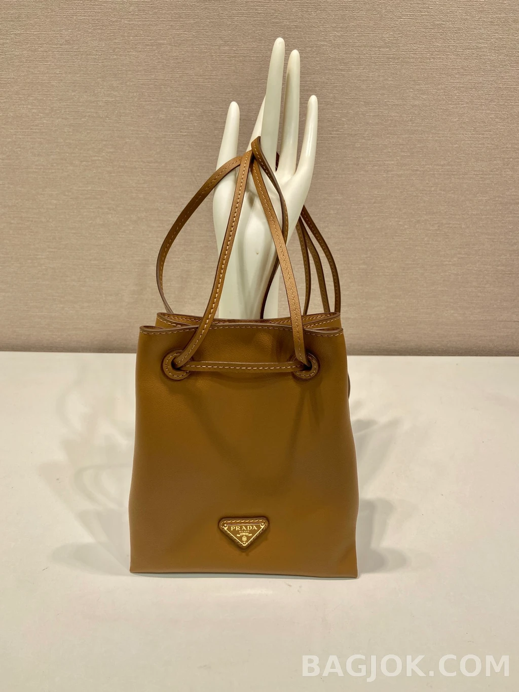 프라다 Prada 미니 드로스트링 크로스백 상세 이미지