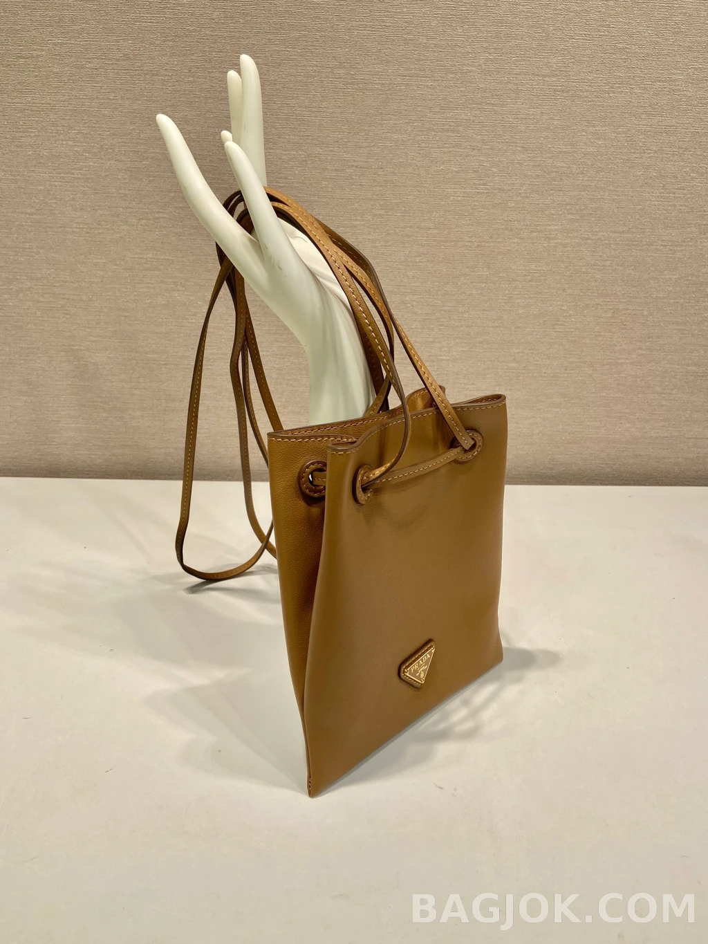 프라다 Prada 미니 드로스트링 크로스백 상세 이미지