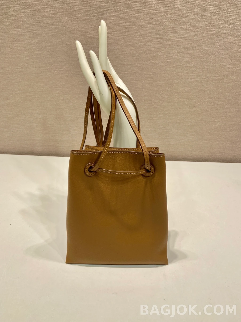 프라다 Prada 미니 드로스트링 크로스백 상세 이미지