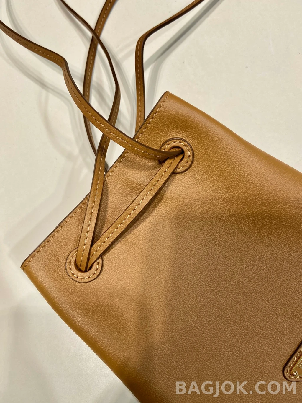 프라다 Prada 미니 드로스트링 크로스백 상세 이미지